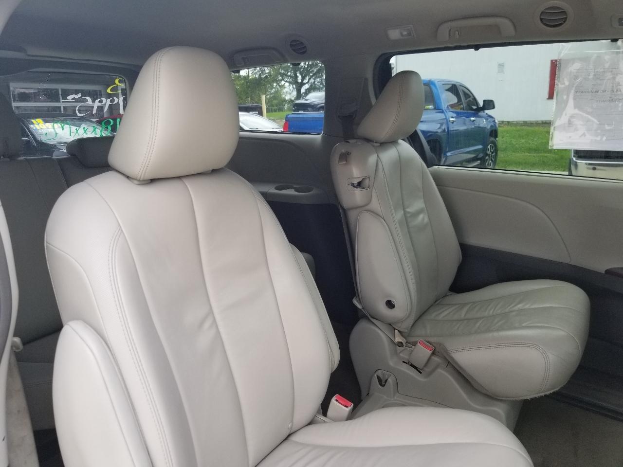 Toyota Sienna 5dr 7-Pass Van V6 XLE AAS FWD (Natl) 2013