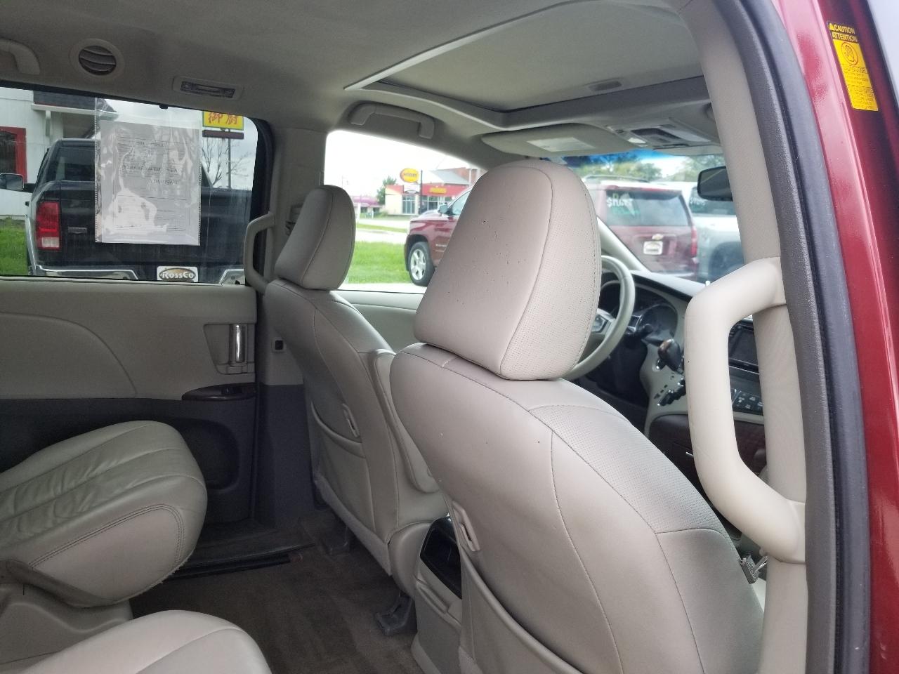 Toyota Sienna 5dr 7-Pass Van V6 XLE AAS FWD (Natl) 2013