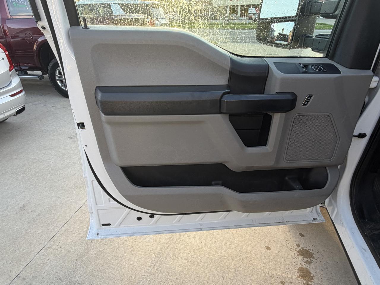Ford Super Duty F-350 DRW XLT 4WD Reg Cab 145" WB 60" CA 2019