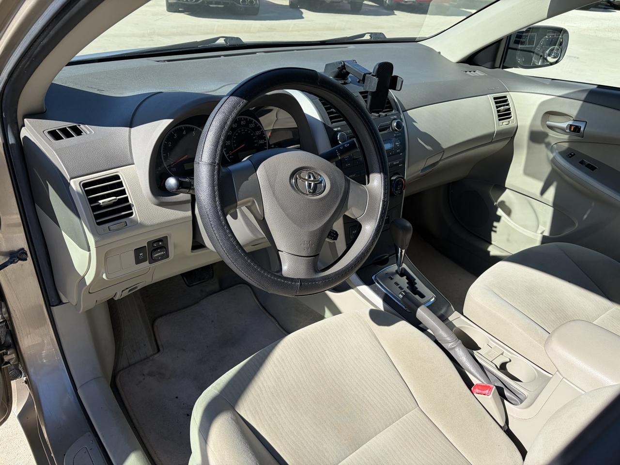 Toyota Corolla 4dr Sdn Man (Natl) 2010