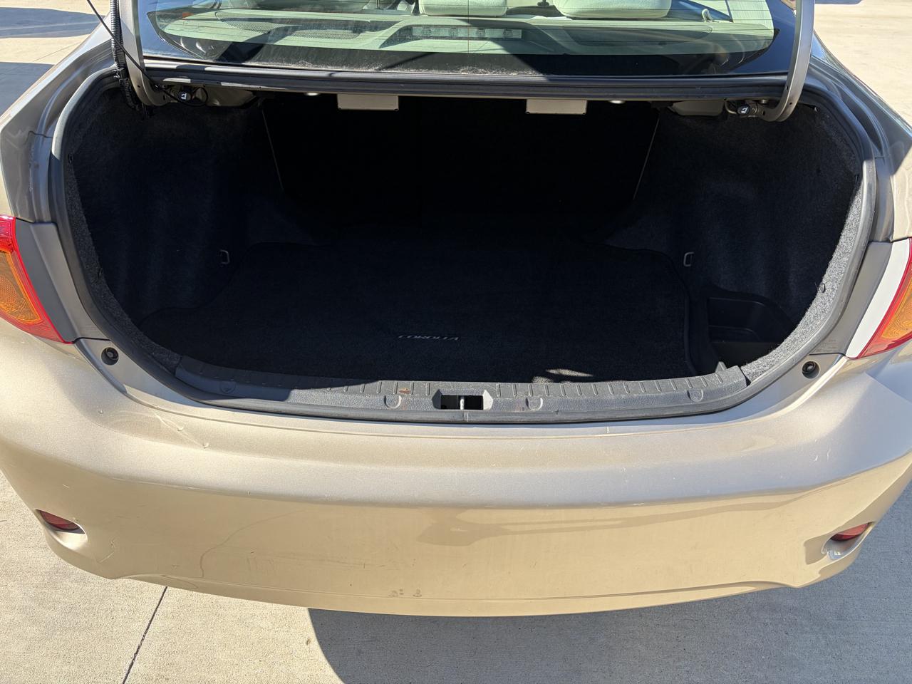 Toyota Corolla 4dr Sdn Man (Natl) 2010