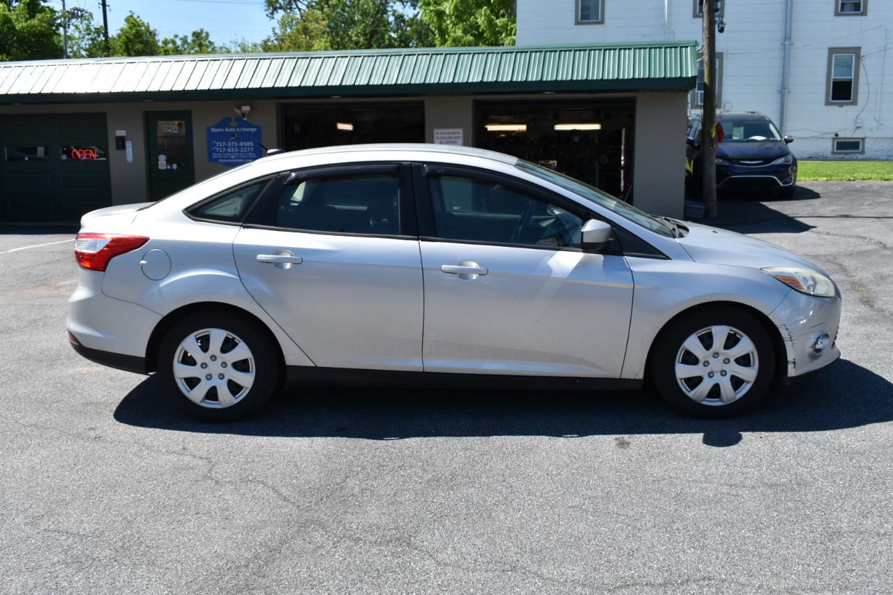 Ford Focus SE Sedan 2012
