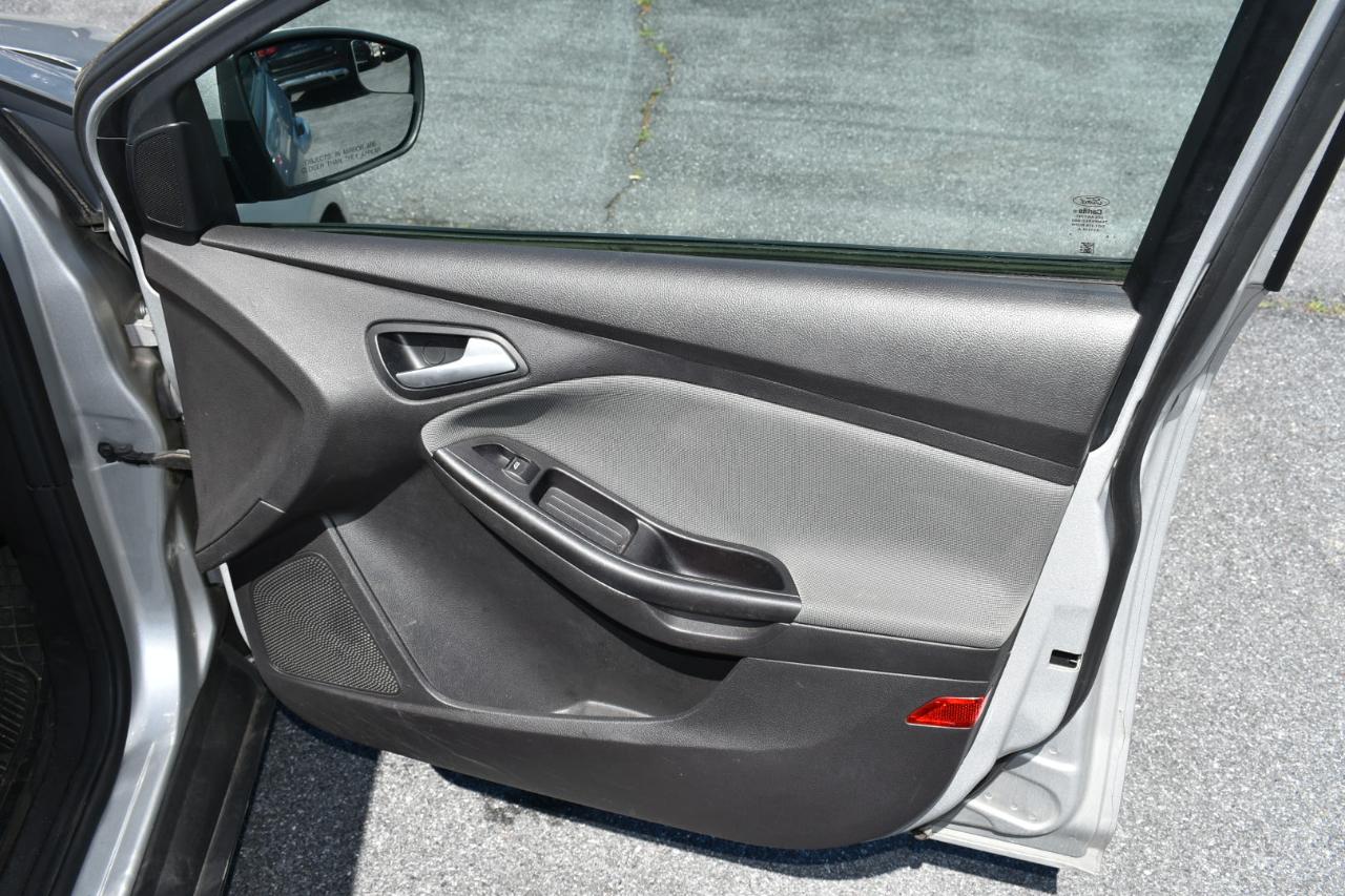 Ford Focus SE Sedan 2012