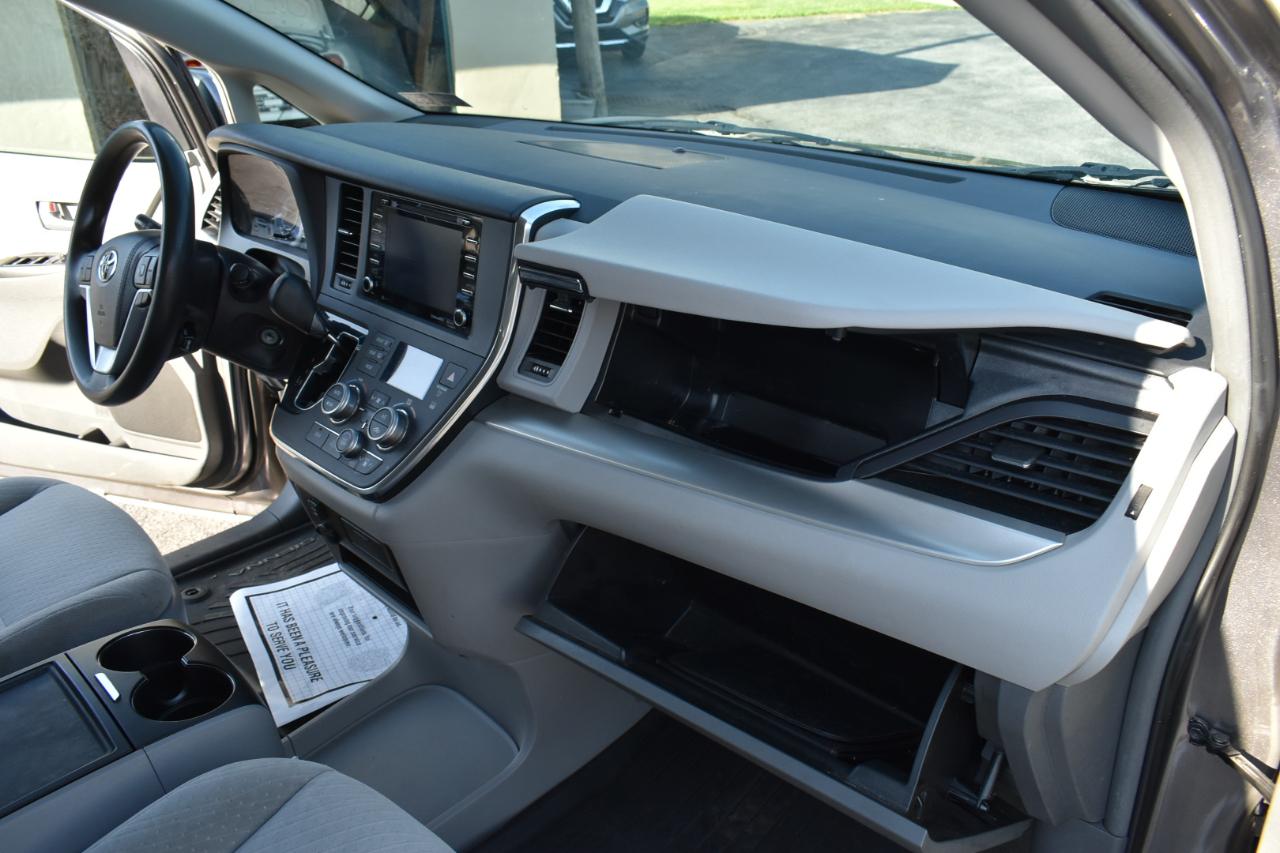 Toyota Sienna LE 8-Passenger 2018