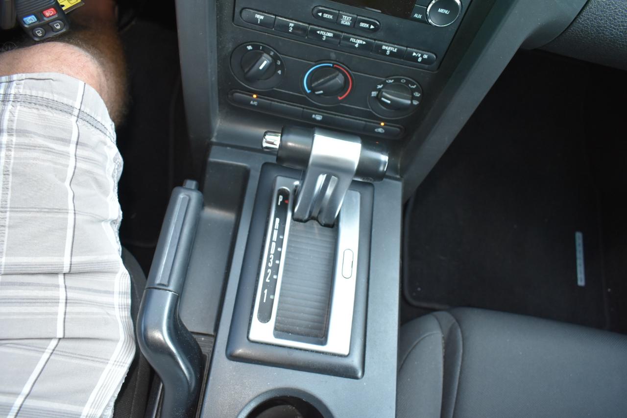 Ford Mustang V6 Deluxe Coupe 2008