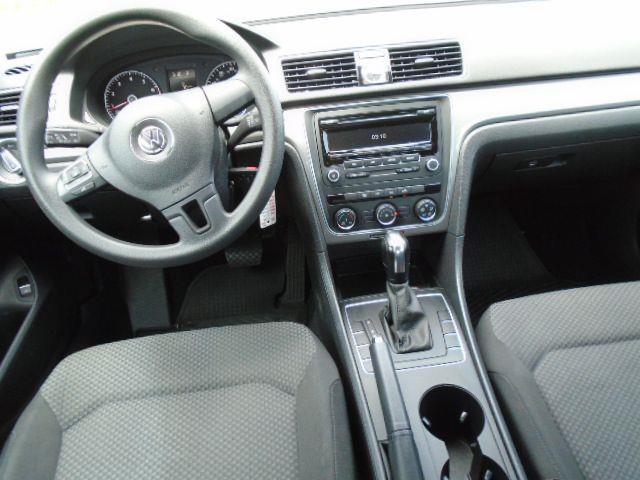 Volkswagen Passat 2.5L S 2013