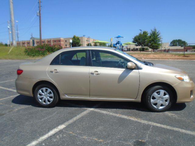 Toyota Corolla Base 5-Speed MT 2011