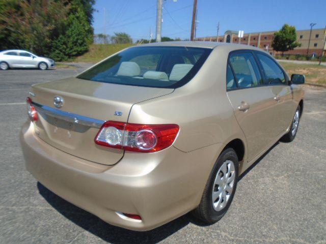 Toyota Corolla Base 5-Speed MT 2011