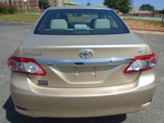 Toyota Corolla Base 5-Speed MT 2011