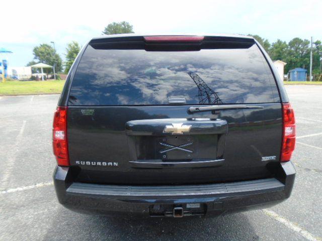 Chevrolet Suburban LS 1500 2WD 2010