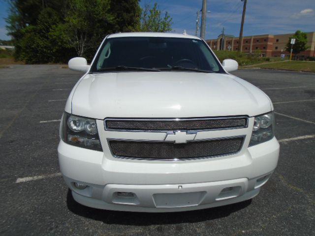 Chevrolet Suburban LT 1500 2WD 2011