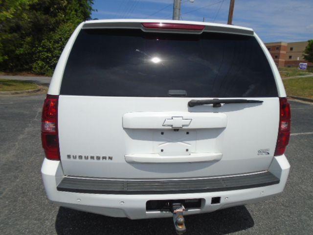 Chevrolet Suburban LT 1500 2WD 2011