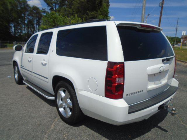 Chevrolet Suburban LT 1500 2WD 2011
