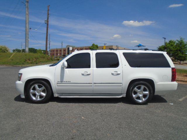 Chevrolet Suburban LT 1500 2WD 2011