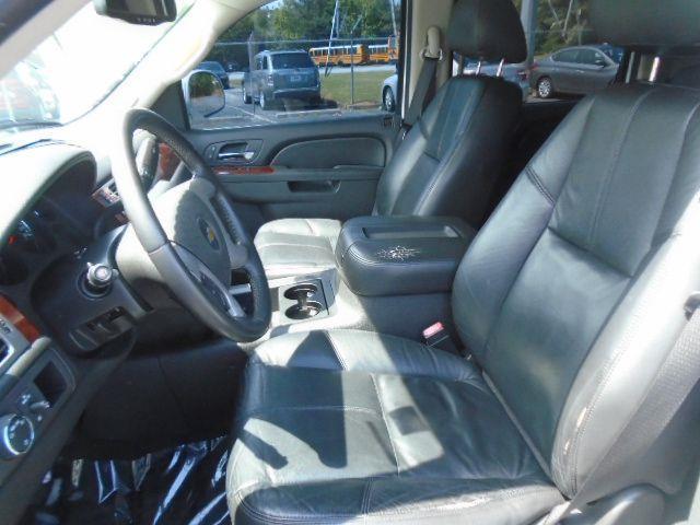 Chevrolet Suburban LT 1500 2WD 2011