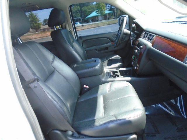 Chevrolet Suburban LT 1500 2WD 2011