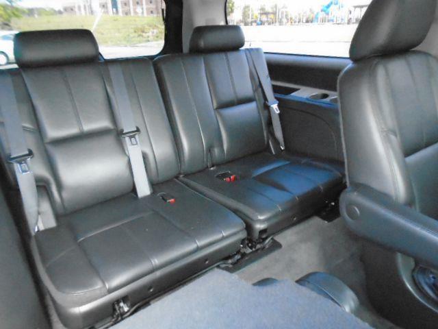 Chevrolet Suburban LT 1500 2WD 2011