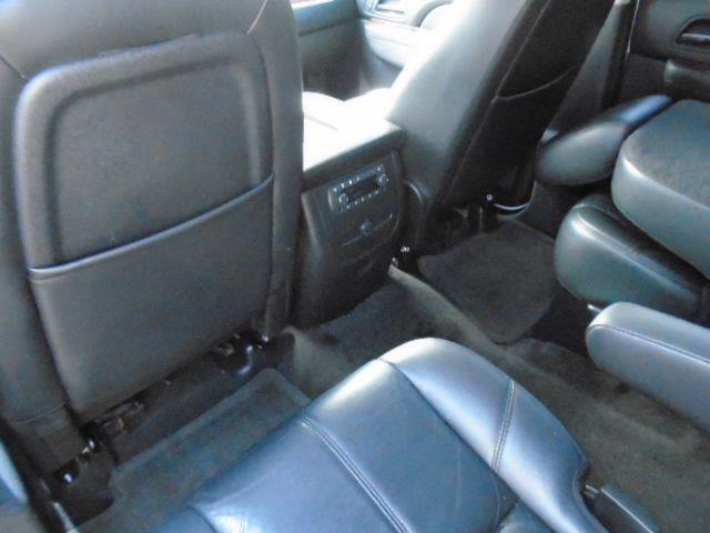 Chevrolet Suburban LT 1500 2WD 2011