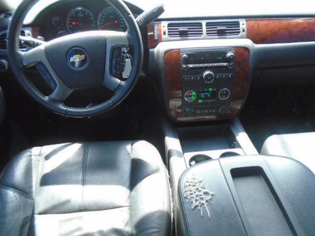 Chevrolet Suburban LT 1500 2WD 2011