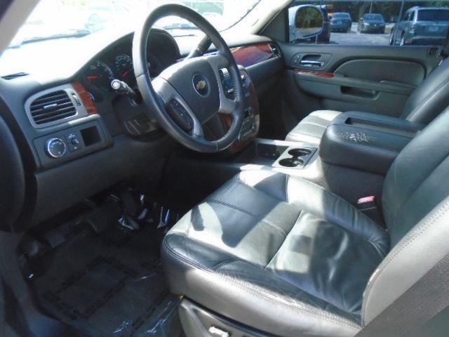 Chevrolet Suburban LT 1500 2WD 2011