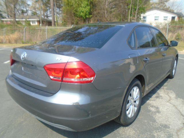 Volkswagen Passat 2.5L S 2013
