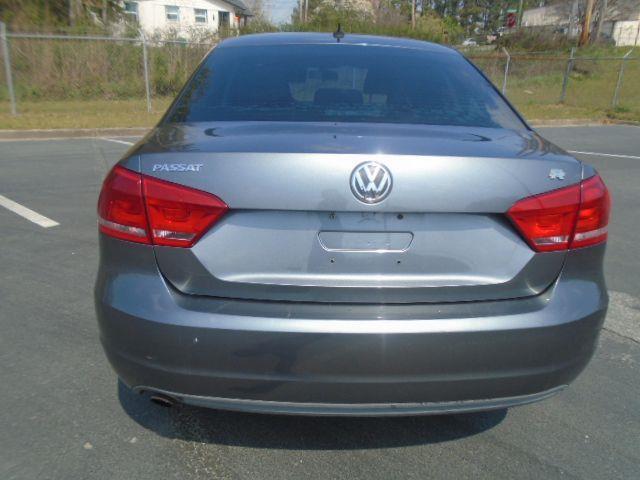 Volkswagen Passat 2.5L S 2013