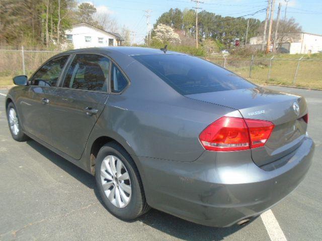 Volkswagen Passat 2.5L S 2013