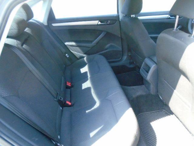 Volkswagen Passat 2.5L S 2013