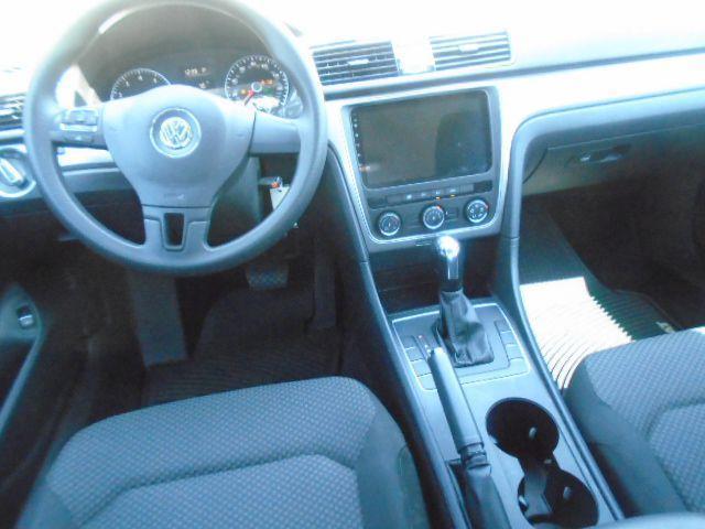 Volkswagen Passat 2.5L S 2013