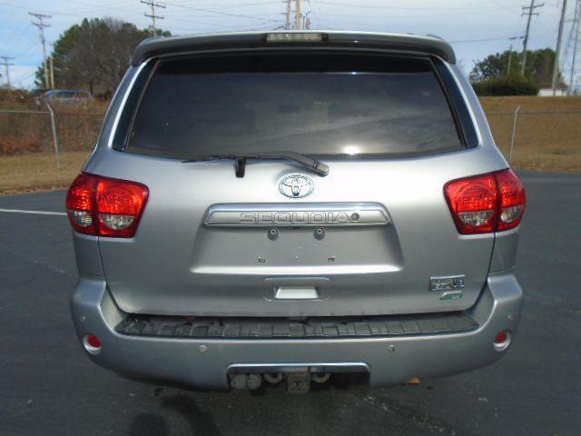 Toyota Sequoia Plantium 4WD FFV 2011