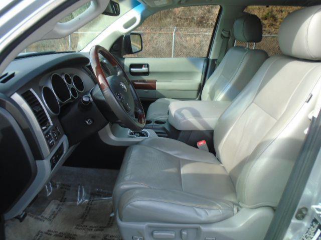 Toyota Sequoia Plantium 4WD FFV 2011