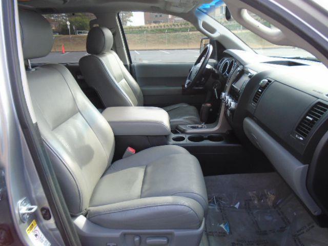 Toyota Sequoia Plantium 4WD FFV 2011