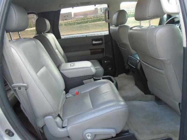 Toyota Sequoia Plantium 4WD FFV 2011