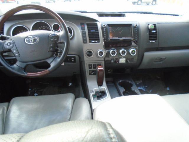 Toyota Sequoia Plantium 4WD FFV 2011