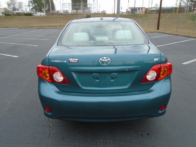 Toyota Corolla Base 5-Speed MT 2010