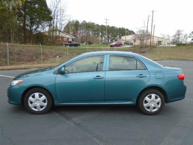 Toyota Corolla Base 5-Speed MT 2010