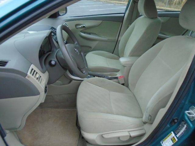 Toyota Corolla Base 5-Speed MT 2010