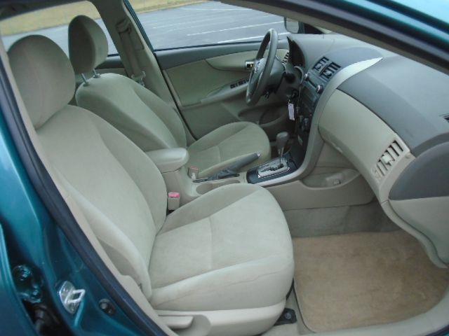 Toyota Corolla Base 5-Speed MT 2010