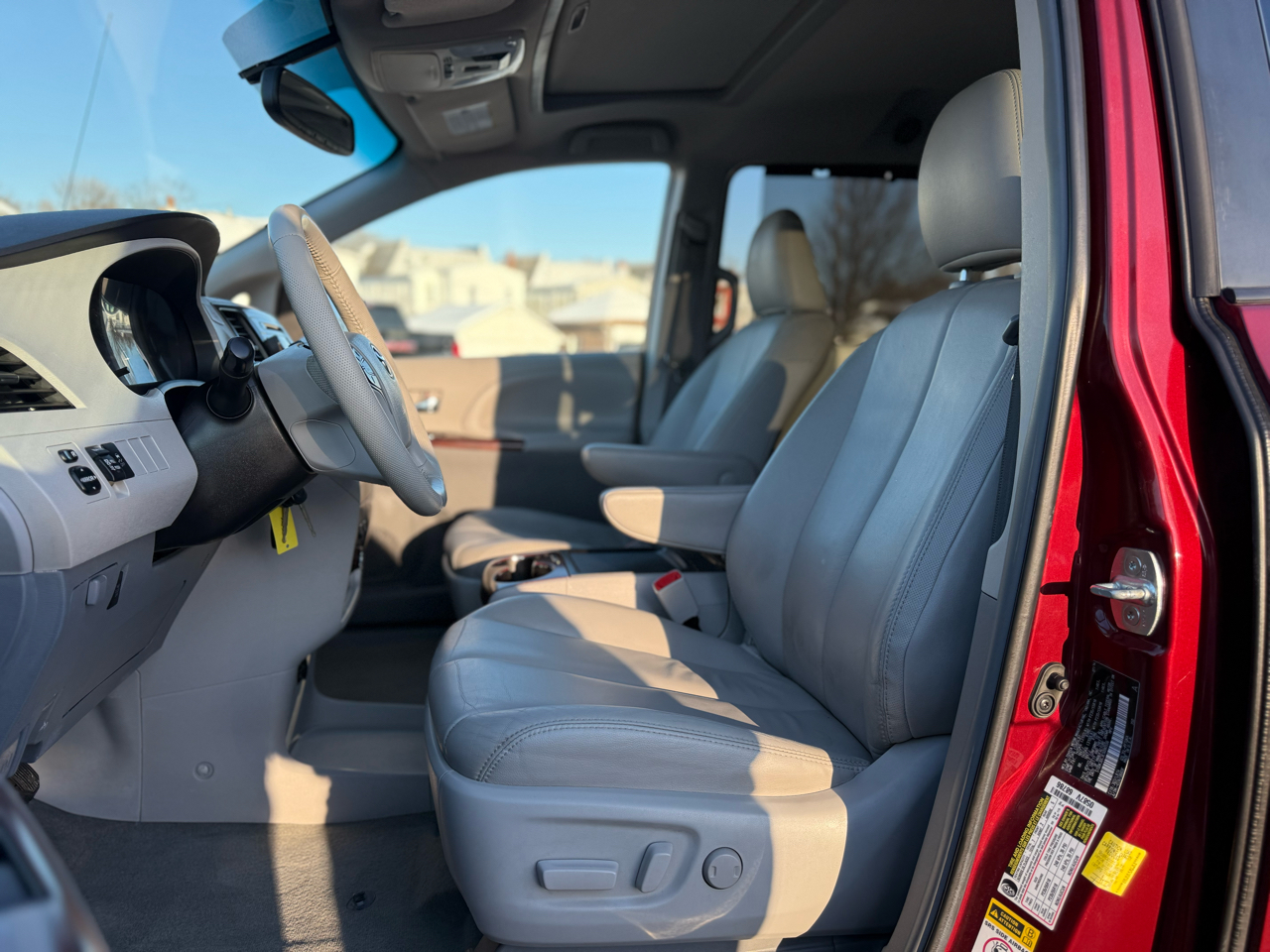 Toyota Sienna Limited AWD 7-Passenger V6 2014