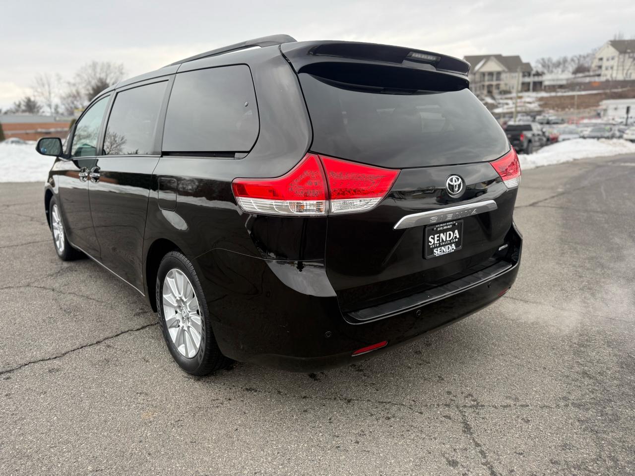 Toyota Sienna Limited 7-Pass V6 2011
