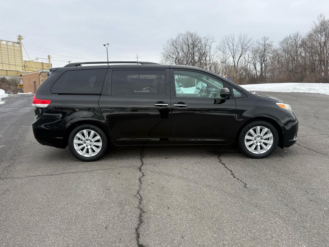 Toyota Sienna Limited 7-Pass V6 2011