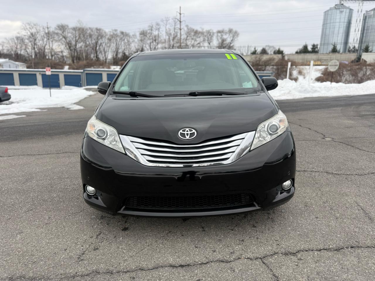 Toyota Sienna Limited 7-Pass V6 2011