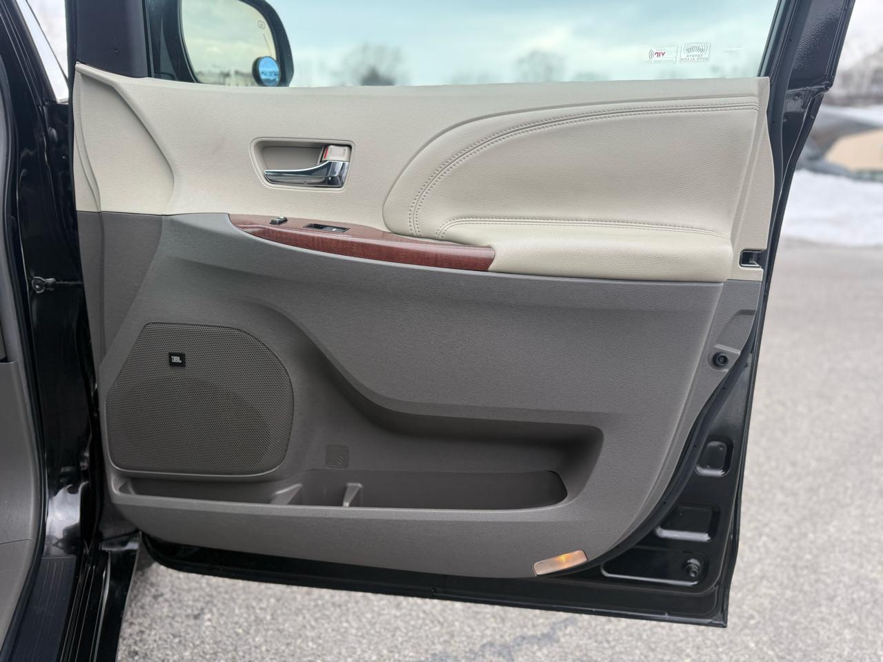 Toyota Sienna Limited 7-Pass V6 2011