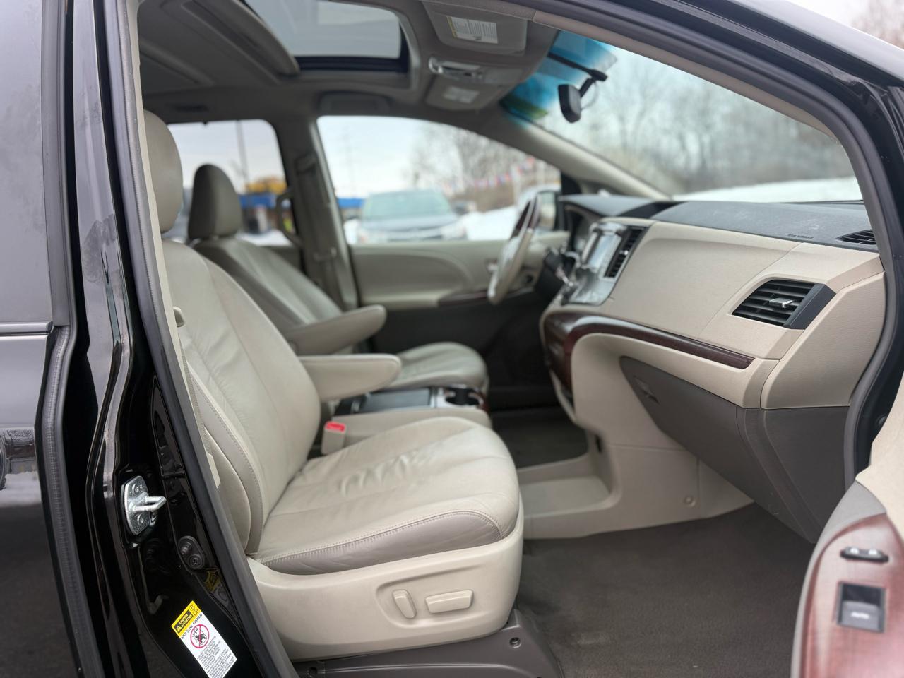Toyota Sienna Limited 7-Pass V6 2011