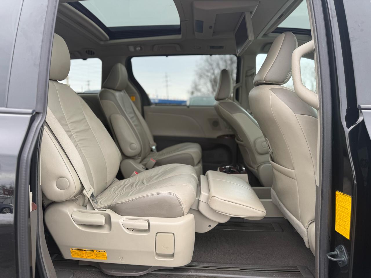 Toyota Sienna Limited 7-Pass V6 2011