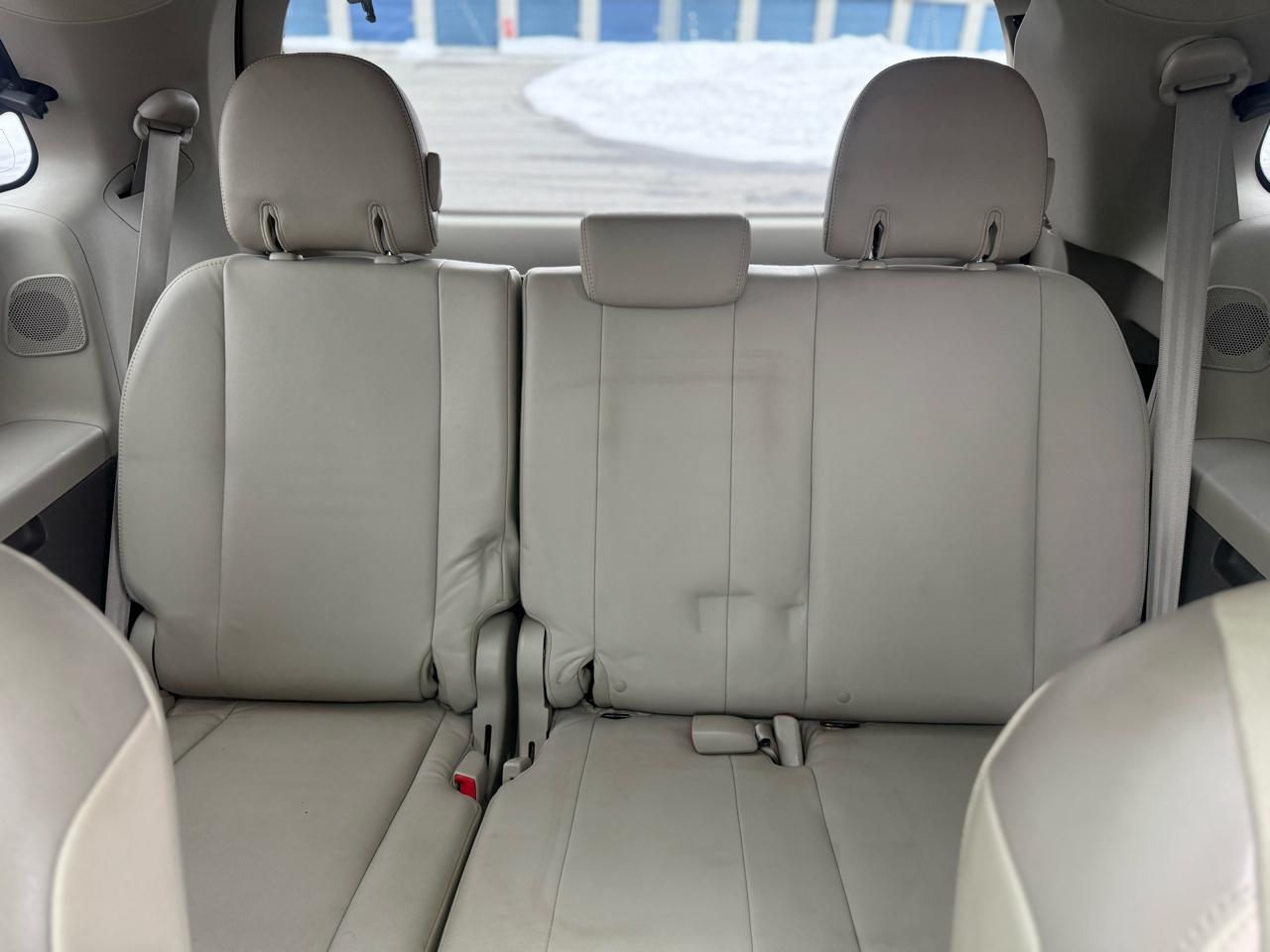 Toyota Sienna Limited 7-Pass V6 2011