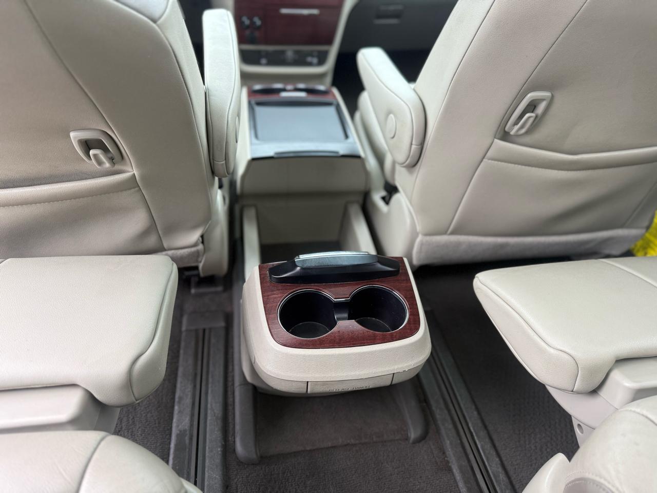 Toyota Sienna Limited 7-Pass V6 2011