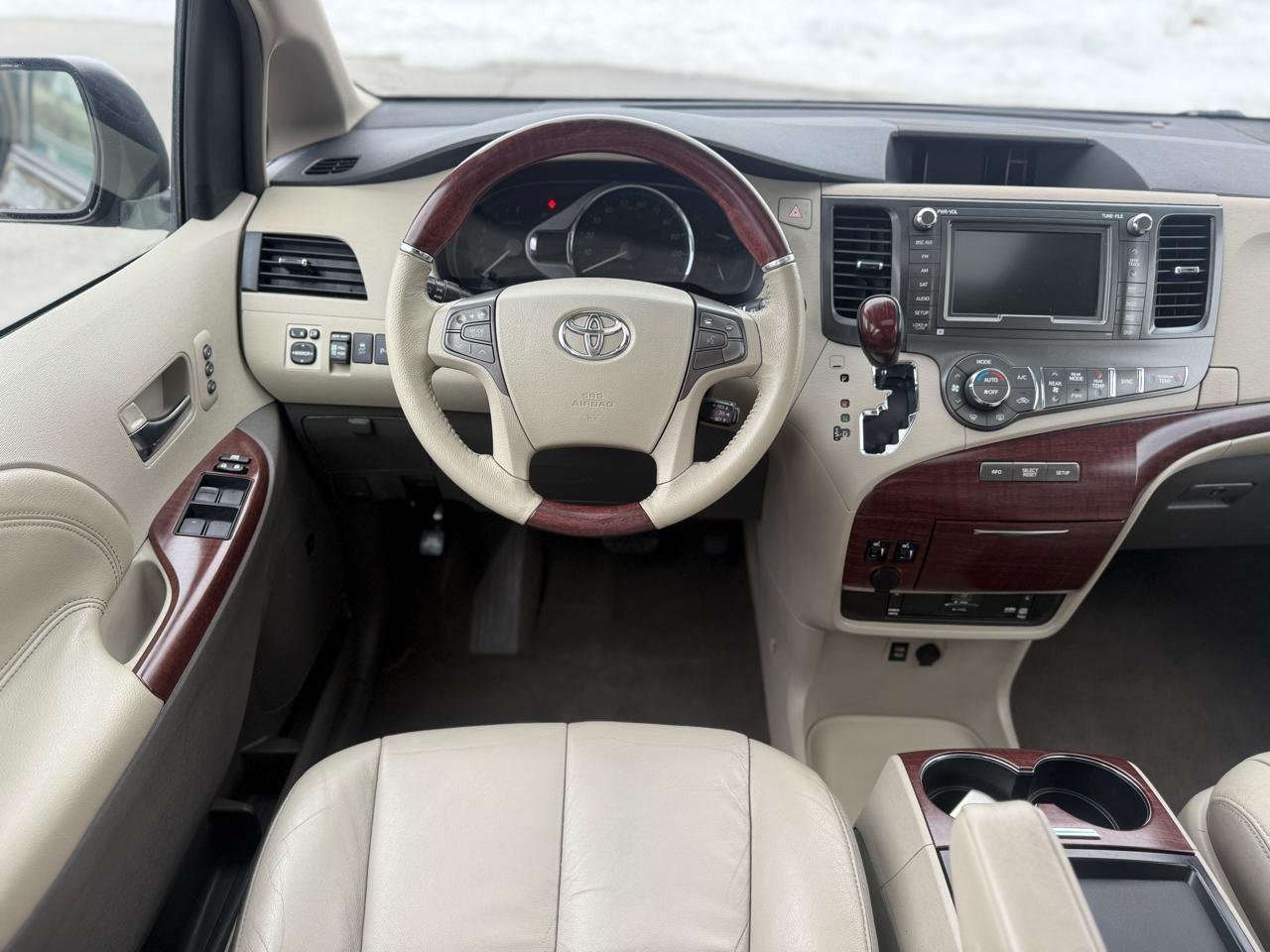 Toyota Sienna Limited 7-Pass V6 2011