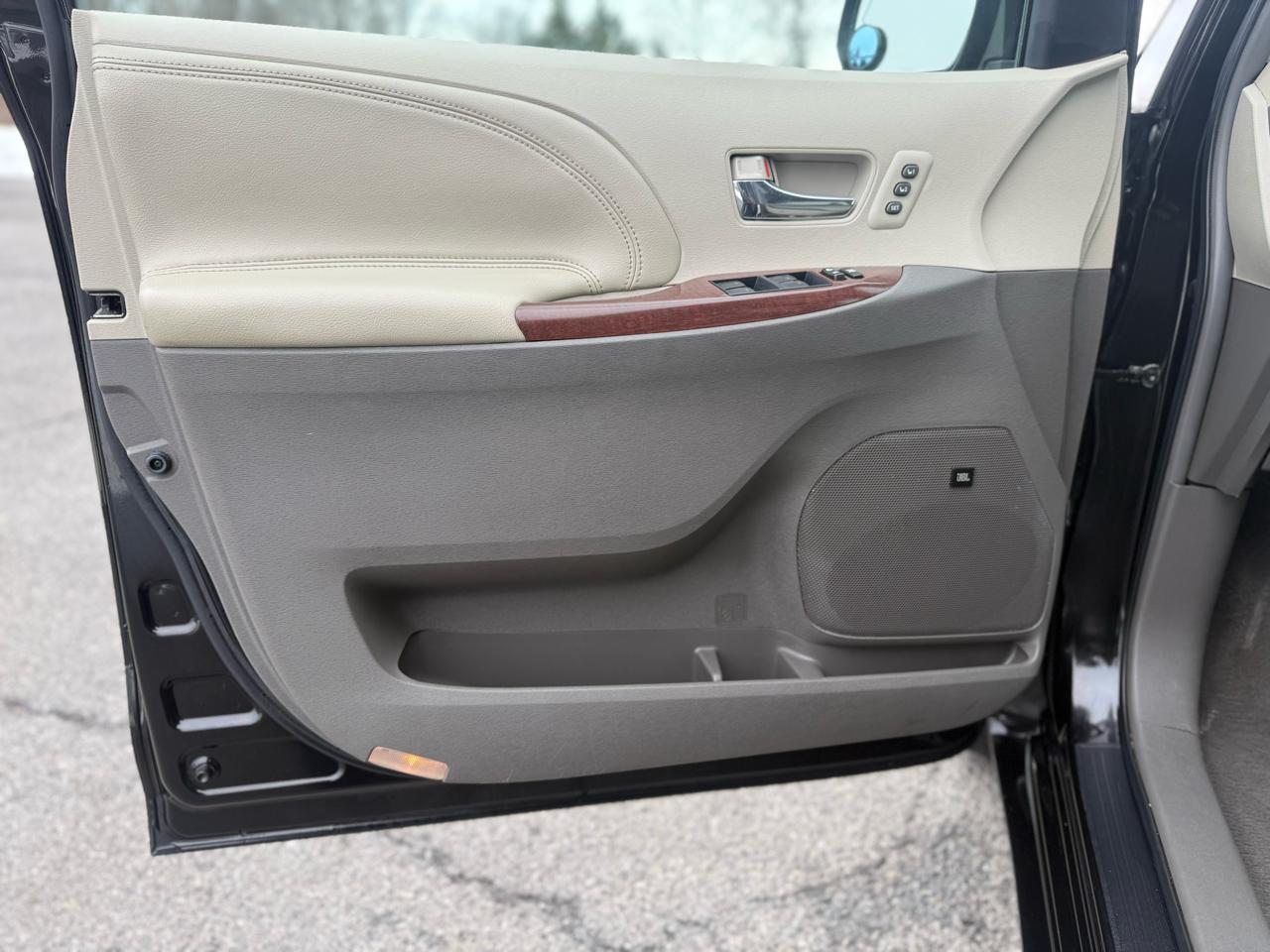 Toyota Sienna Limited 7-Pass V6 2011