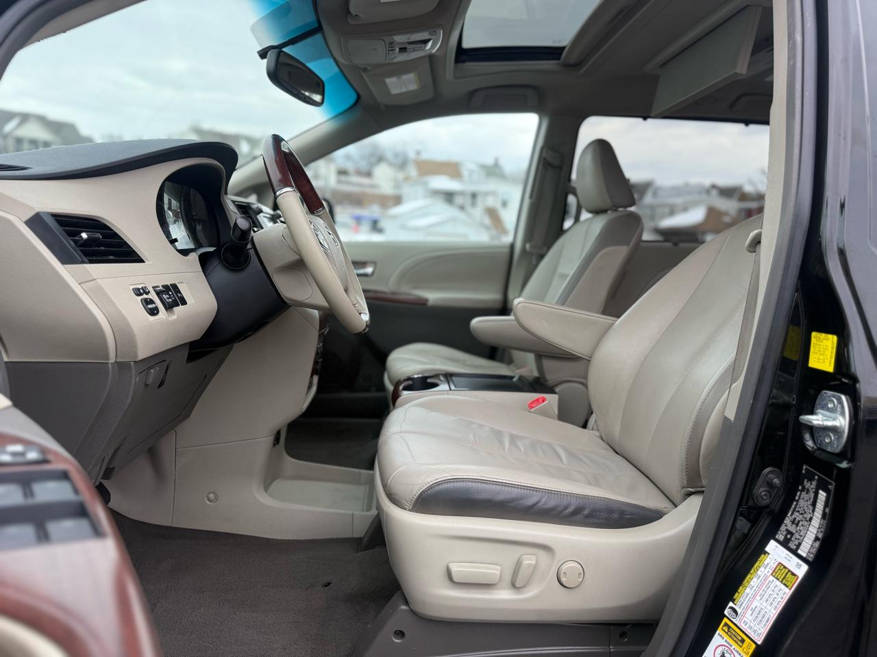 Toyota Sienna Limited 7-Pass V6 2011